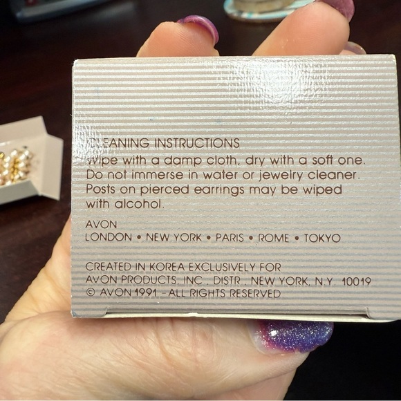 Avon Frosted Grapes Goldtone and Cream Cluster clip Earrings NIB vintage 1991 - Picture 2 of 6